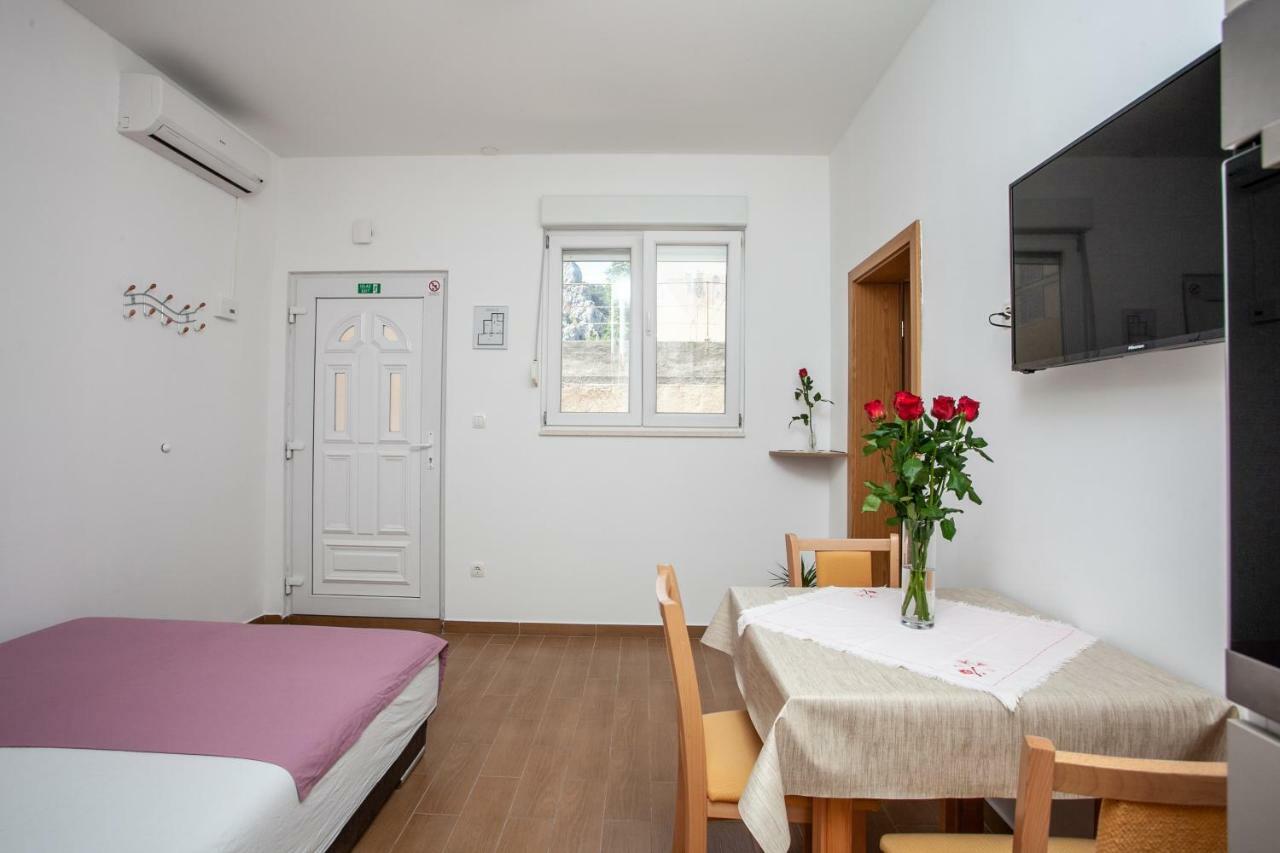 Ap Punta Next To Sandy Beach, Apartment With Garden Omiš Eksteriør bilde