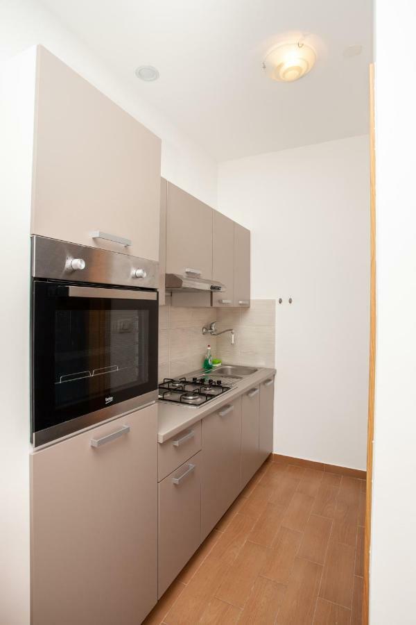 Ap Punta Next To Sandy Beach, Apartment With Garden Omiš Eksteriør bilde