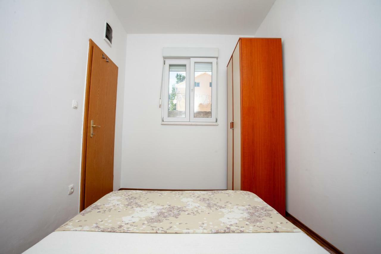 Ap Punta Next To Sandy Beach, Apartment With Garden Omiš Eksteriør bilde