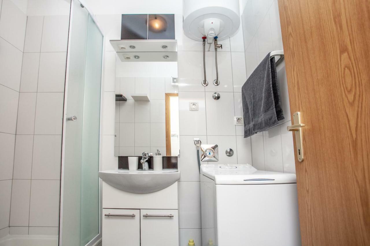 Ap Punta Next To Sandy Beach, Apartment With Garden Omiš Eksteriør bilde
